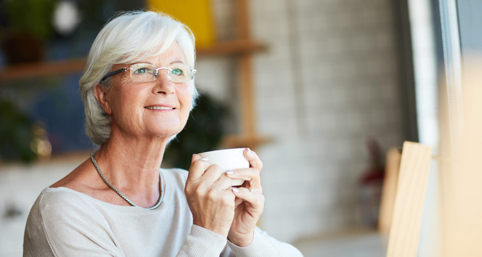 Ältere Frau mit einer Kaffeetasse